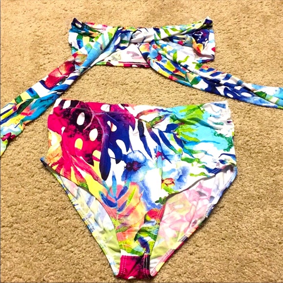 Tropical Print Bikini Set w/ Matching Sarong - Picture 5 of 7